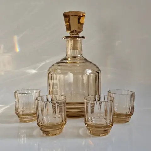 Karaf en kleine glazen