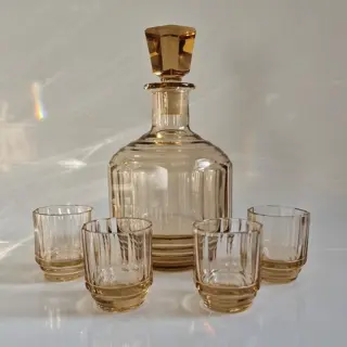 Karaf en kleine glazen