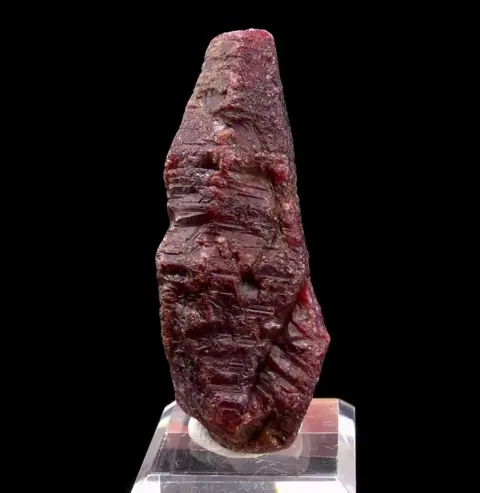 Korund var. Robijn - Ihosy, Madagaskar - 5.8×2.5×2.3 cm -