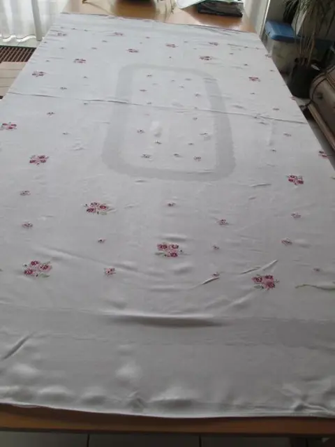 Fraai zacht linnen tafelkleed met handborduurwerk. Uitcirca