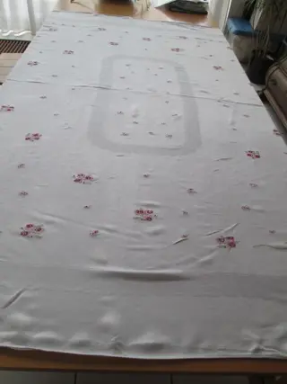 Fraai zacht linnen tafelkleed met handborduurwerk. Uitcirca