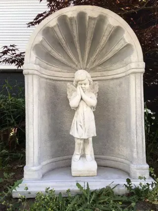 Kapel met engel beeld , koos