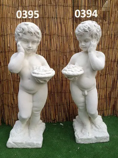 Jongen en meisje met schaal in handen