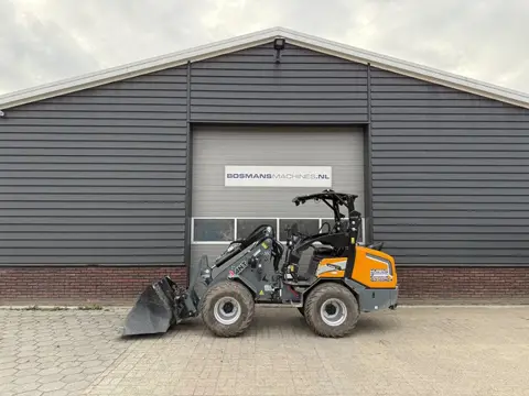 Giant G2700 HD + minishovel / kniklader  2025