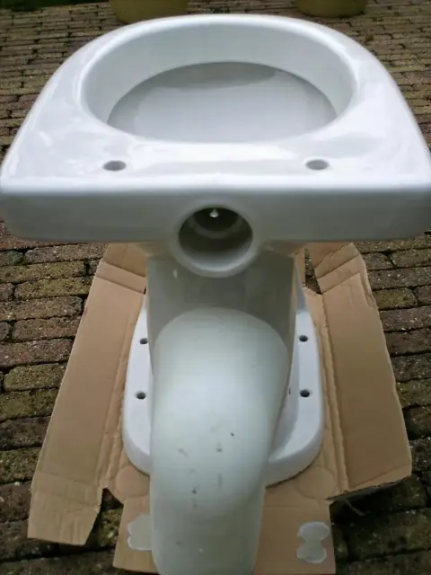 Twee toiletpotten