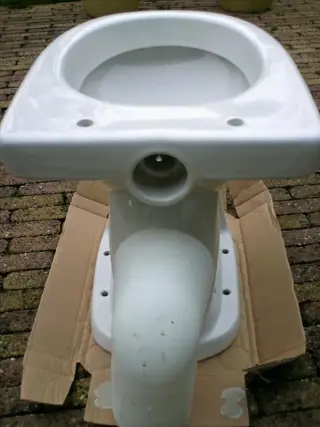 Twee toiletpotten
