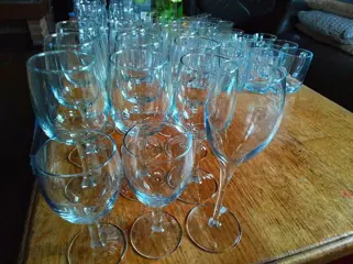 Glaswerk: wijnglazen,&nbsp;13 limonadeglazen,&nbsp;enz.