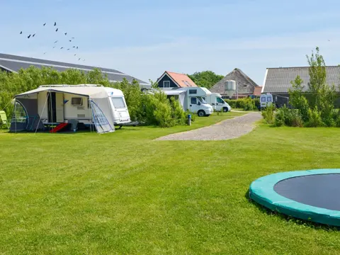 Kamperen met tent of caravan op boerencamping