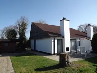 Ruim vakantiehuis met zonnige tuin en terras in het bos