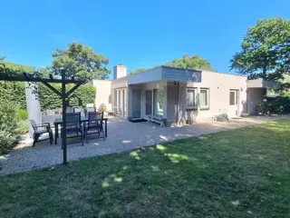 Geschakelde bungalow rustig gelegen net buiten De Koog