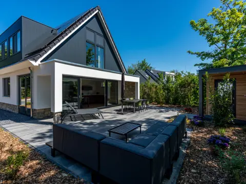 Energie neutrale wellness villa aan de rand van het bos
