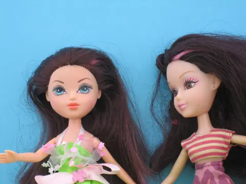 2 poppen vriendinnen met blauwe en bruine ogen 0089