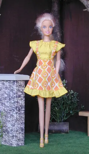 DF pop in zomerjurk. Als Barbie [POP51]