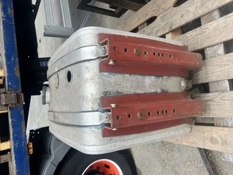 Diversen Hydrauliek tank l 70 b 45 h 62 met steunen