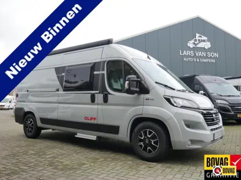 Sunlight Cliff 600 XV, 6 Meter Buscamper, Dwarsbed