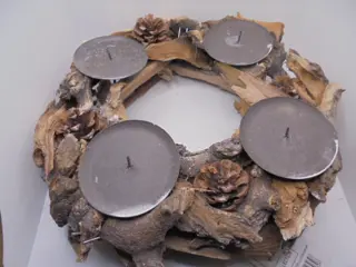 KRANS MET 4 KAARSENHOUDERS DIA 30 CM NIEUW