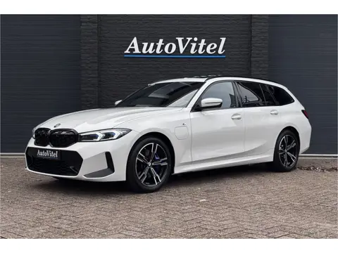 BMW 3 Serie Touring 330e M-Sport | 19,5 kWh Accu | Panodak | Head-Up | Memory | Trekhaak | 360° Came