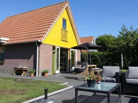 Vrijstaand vakantiehuis aan de Waddenzee en natuurgebied Utopia