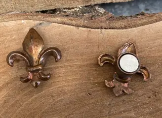 MAGNETEN IN DE VORM VAN EEN FRANSE LELIE ANTIEK LOOK KOPER