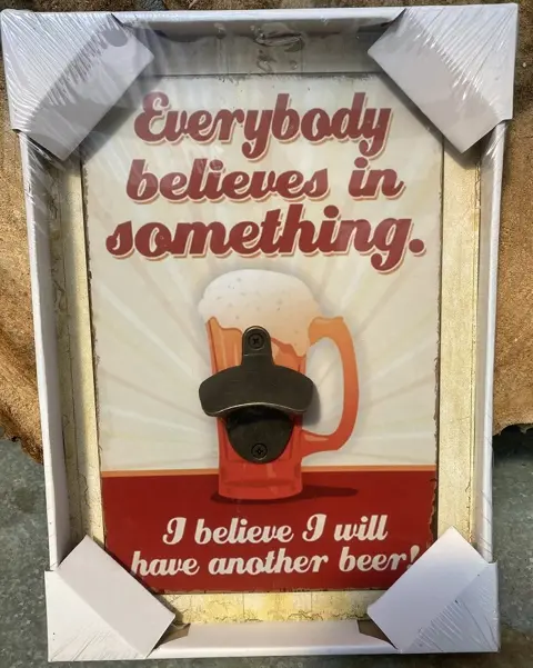 MANCAVE METALEN BORD MET OPENER NIEUW EVERYBODY BELIEVES IN SOMETHING. I BELIEVE I WILL HAVE ANOTHE