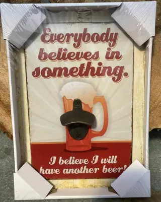 MANCAVE METALEN BORD MET OPENER NIEUW EVERYBODY BELIEVES IN SOMETHING. I BELIEVE I WILL HAVE ANOTHE