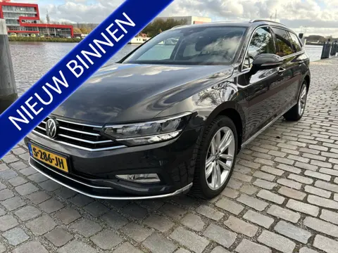 Volkswagen Passat Variant 1.5 TSI R-Line Business + van binnen en buiten in nieuwstaat!