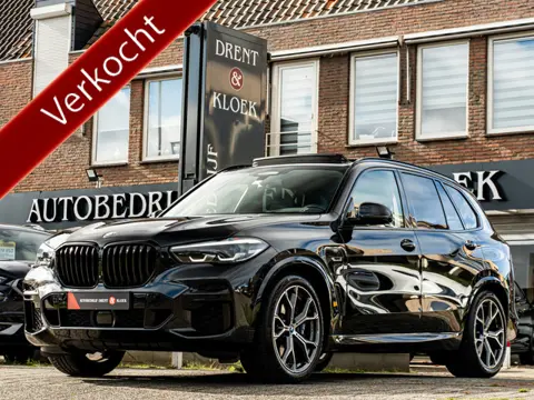BMW X5 xDrive45e High Exe M-Sport ORG NL PANO HARMAN KARDON HUD 360 CAMERA MEMORY STOEL BOMVOL!!!