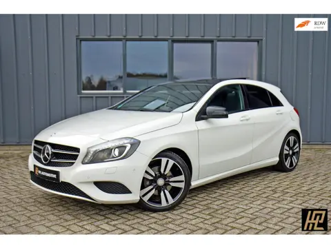 Mercedes-Benz A-klasse 180 Ambition * Xenon * Panoramadak * Night Pakket * 18" * Mooie auto