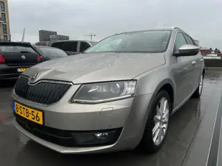 Skoda Octavia Combi 1.2 TSI Greentech Elegance Businessline Nieuwe APK Dealer Onderhouden Top Staat 