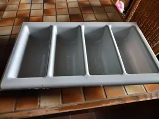 Bestek - lepels - vorken enz . - 0,25 Per stuk , - 75- vorken - 75- lepels -25 messen, -15- desser