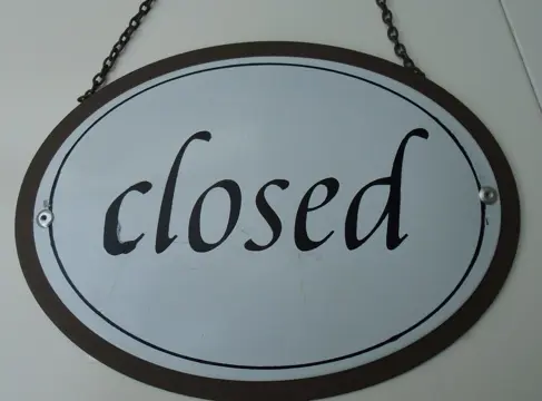 METAL SIGN CLOSED METALEN PLAAT MET KETTING