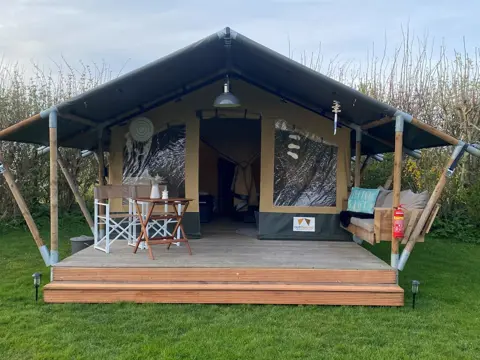 Ruime compleet ingerichte safaritent met veranda