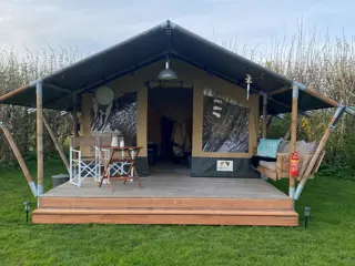Ruime compleet ingerichte safaritent met veranda