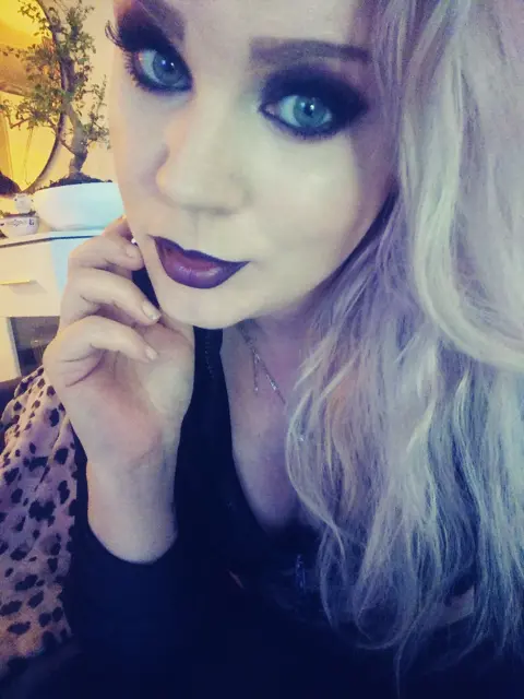 Loes87 (28) Nederland, NL Hallo. Ik val op humor en