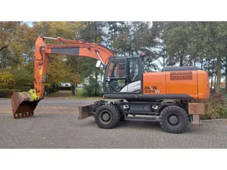 Hitachi ZX220W-5B (bj 2015)