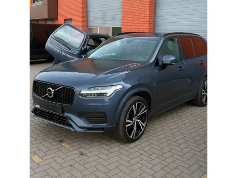 Volvo XC90 2.0 T8 Plug-in hybrid AWD Plus Dark Facelift . Nu met € 24.075 korting