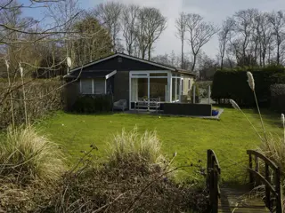 Rustig gelegen vrijstaande bungalow op parkje aan dorpsrand