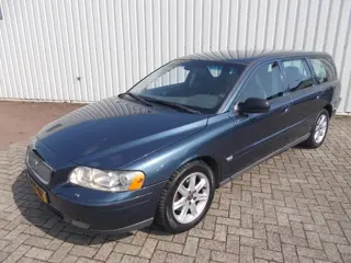 Volvo V70 2.4 Momentum Automaat 7 Pers. ( APK KEURING BIJ AFLEVERING! )