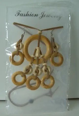 KETTING MET OORBELLEN HOUT (1) Licht bruin NIEUW