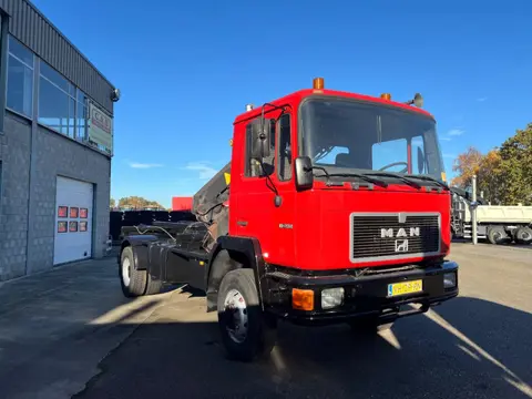 MAN 18.192 4x4 - 3 way Cable system with crane (bj 1990)