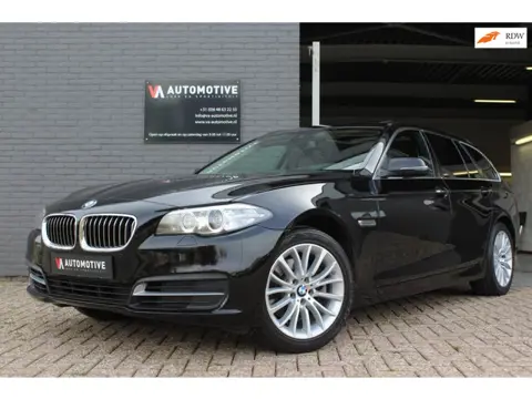 BMW 5-serie Touring 520iA PANO HUD EDC HIFI ALARM DIGI INSTRUMENTARIUM