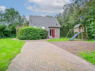 Smaakvol en modern ingerichte bungalow met omheinde tuin