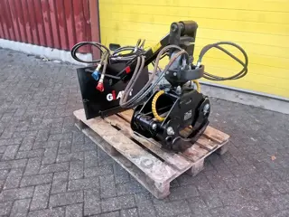 Houtklem met rotator passend aan Giant shovel