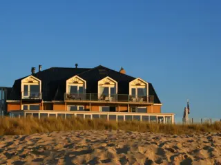 Ruime hotelkamer met balkon aan het Texelse strand gelegen