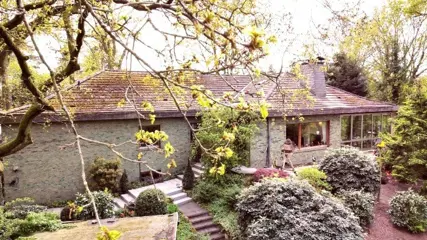 Grensobject, groot woonhuis/eigen bos en natuurvijver