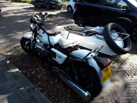 Voor classic auto te ruil: MotoGuzzi met zijspan