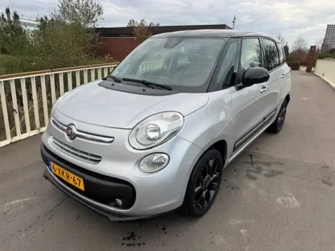 Fiat 500L Living 0.9 TwinAir Lounge 7p. Let op dit is een 7 persoons uitvoering !!!!