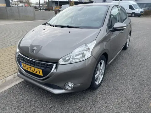 Peugeot 208 1.4 VTi Envy, NL auto met NAP, trekhaak, navigatie, 5 deuren