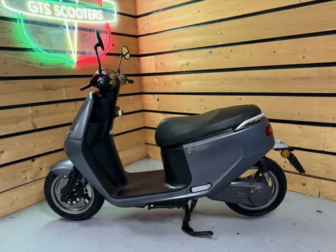 Ecooter Snorscooter E2 S30 incl garantie tot 15-11-2026 op scooter en accu