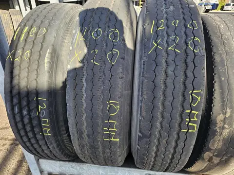 Several TRAILER TIRE (bj 1990)